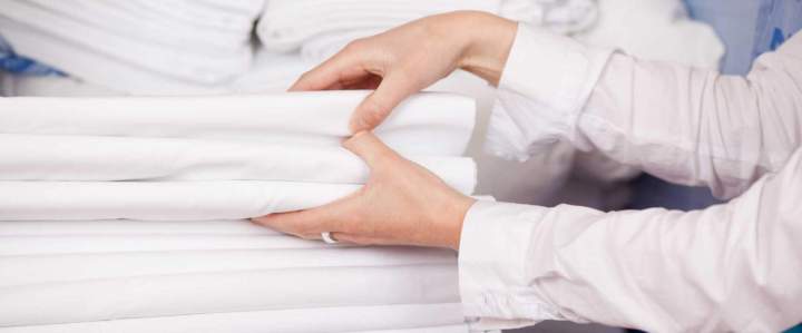 Organisation de linges propres et empilés Paris